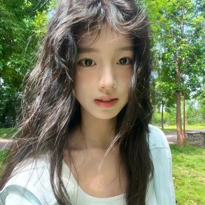 穿黄睡衣的女孩